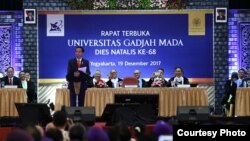 Presiden Jokowi memberikan kuliah umum pada raat terbuka memperingati dies natalis ke-68 UGM, Selasa (19/12). (Foto Humas UGM)