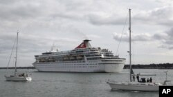 El Balmoral a su partida en el viaje en recuerdo del Titanic, en el puerto de Southampton, Inglaterra.