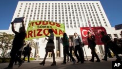 Activistas pro inmigrantes protestan en Los Angeles contra la ley de inmigración de Arizona.