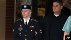 Tentara AS tersangka kasus WikiLeaks, Bradley Manning dikawal ketat saat keluar dari ruang pengadilan militer di Fort Meade, Maryland, 8 Juli 2013 (Foto: dok).