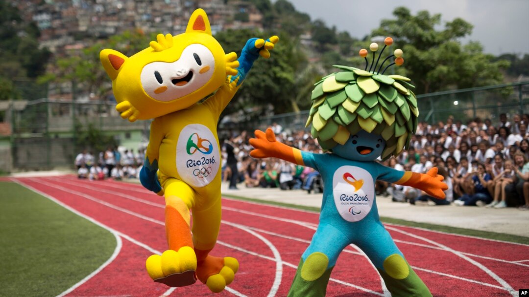 Maskot untuk Olimpiade Rio 2016 (kiri) dan Olimpiade Paralimpik dalam peluncuran perdana di sekolah negeri Santa Teresa di Rio de Janeiro, Brazil (24/11). (AP/Felipe Dana)