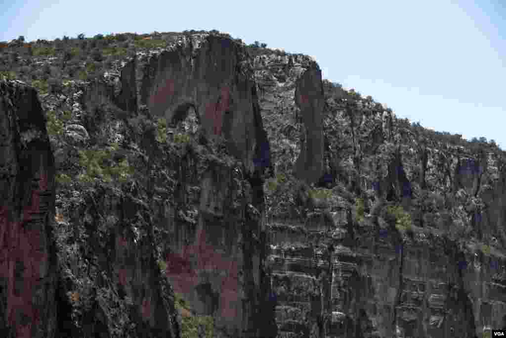 The Daalo escarpment of the Cal Madow Mountains rises 8,000 feet above the Gulf of Aden, and in its canyons grow the frankincense forests, Aug. 4, 2016. (J.Patinkin/VOA)