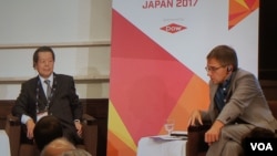 伊恩·布雷默（右）在周四美国欧亚集团东京主办的“政治峰会 日本2017”上