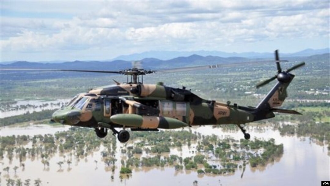 Perdana Menteri Australia Julia Gillard meninjau lokasi banjir di Queensland dengan menggunakan helikopter militer Australia, Sabtu, 8 Januari 2011.