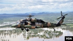 Perdana Menteri Australia Julia Gillard meninjau lokasi banjir di Queensland dengan menggunakan helikopter militer Australia, Sabtu, 8 Januari 2011.