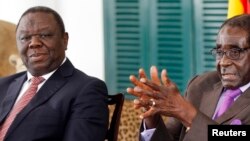Robert Mugabe et Morgan Tsvangirai (à g.) se partagent le pouvoir depuis 2009