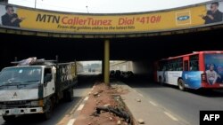 Des automobilistes traversent un tunnel passant devant une annonce de MTN dans le quartier du Maryland à Lagos, le 8 mars 2016.