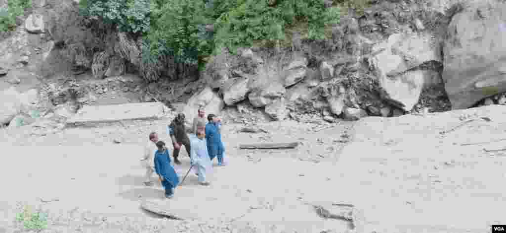 متاثرین کی مدد کے لیے لیسوا آئے ہوئے لوگ