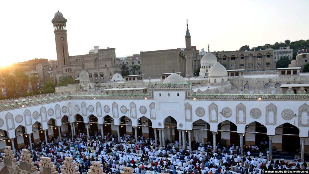 Umat Muslim berkumpul untuk salat Iduladha di dalam Masjid Al-Azhar di Kairo, Mesir 20 Juli 2021. (Foto: REUTERS/Mohamed Abd El Ghany)