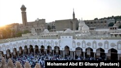 Umat Muslim berkumpul untuk salat Iduladha di dalam Masjid Al-Azhar di Kairo, Mesir 20 Juli 2021. (Foto: REUTERS/Mohamed Abd El Ghany)