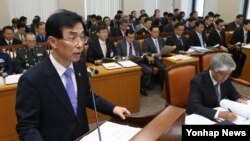 이용걸 한국 방위사업청장이 17일 국회 국방위원회에서 열린 국정감사에서 현안보고를 하고 있다.