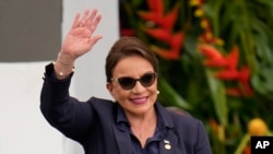 资料照片：2022年8月7日，洪都拉斯总统希奥马拉·卡斯特罗在哥伦比亚波哥大举行的哥伦比亚总统古斯塔沃·佩特罗就职典礼上挥手致意。卡斯特罗于2023年3月14日宣布，洪都拉斯寻求与中华人民共和国建立外交关系。（美联社照片）