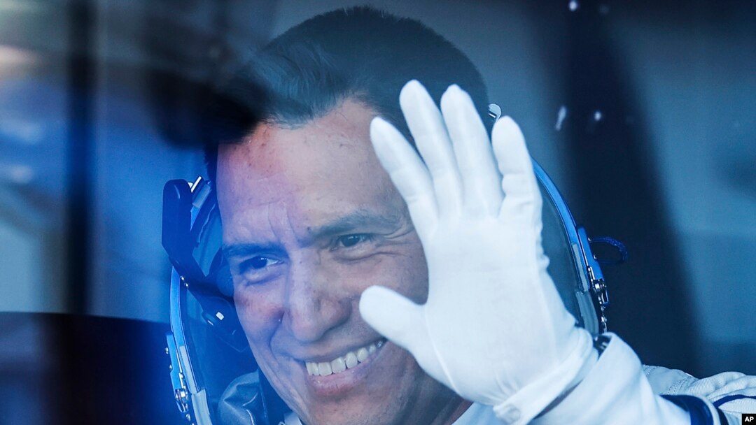 El astronauta de la NASA Frank Rubio saluda a sus familiares para que tomen un autobús antes del lanzamiento de la nave espacial Soyuz MS-22 en el cosmódromo ruso de Baikonur, Kazajstán, el 21 de septiembre de 2022.