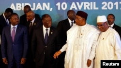 Les présidents Faure Gnassingbe du Togo, Alassane Ouattara de la Côte d’Ivoire, Issoufou Mahamadou du Niger et Ibrahim Boubacar Keita du Mali lors d’un sommet de l'Union économique et monétaire ouest-africaine (Uemoa) à Abidjan, 10 avril 2017.