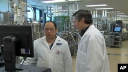 人类基因组科学公司的副总裁巴里·拉宾吉尔(右)说，他的公司研发出抗狼疮药物