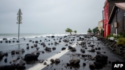 Roches balayées par des fortes vagues sur une route à Le Carbet, sur l'île des Caraïbes françaises de la Martinique, frappée par l'ouragan Maria, le 19 septembre 2017.