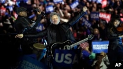 Jon Bon Jovi tampil dalam kampanye Hillary Clinton di Philadelphia (7/11). (AP/Matt Slocum)