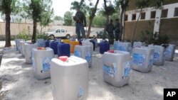 قوماندان امنیه هرات ٢٩۰ لیتر مواد تیزابی را کشف و ضبط کردند كه در تولید مواد مخدر نوع كریستال بكار می رود.