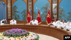 김정은 북한 국무위원장이 지난달 25일 신종 코로나바이러스 방역 조치 등에 관한 당 정치국 비상확대회의를 주재했다.
