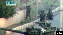 Gambar dari video amatir ini menunjukkan Suriah menyerang para pemberontak di Dara'a dengan tank-tank mereka.