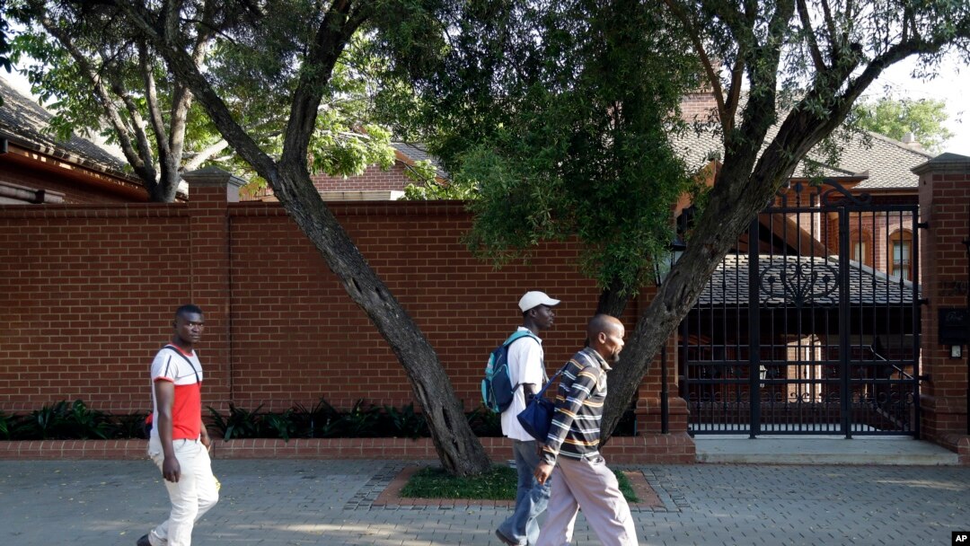 Bamwe mu banyagihugu mu mabarabara ya Pretoria
