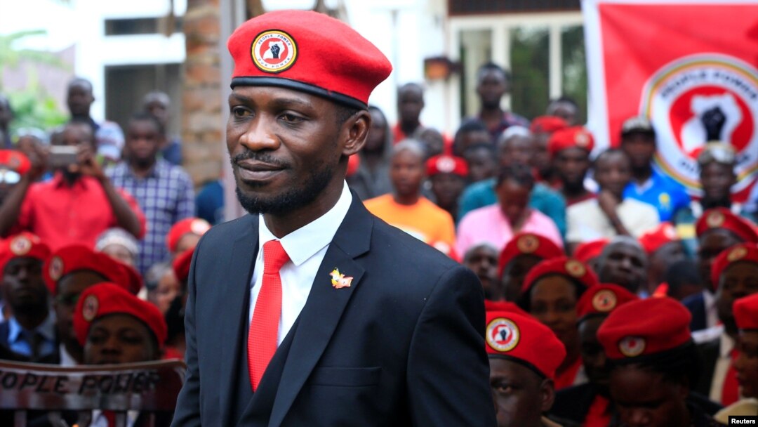 Muzirač koji je postao političar u Ugandi, Robert Kjagulani, poznat kao Bobi Vajnd, stiže na konferenciju za štampu u Kasangatiju, Kampala, Uganda, 24. jula 2019. (Foto: Rojters)