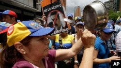 Simpatizantes de la oposición desfilan este 1ro. de mayo en Caracas contra el gobierno de Nicolás Maduro.