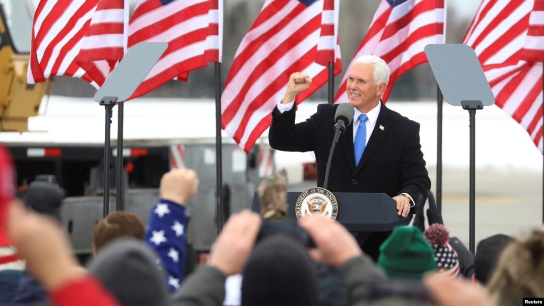 Wakil Presiden AS Mike Pence berbicara pada para pendukungnya saat berkampanye di Hibbing, Minnesota, AS, 26 Oktober 2020. 