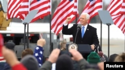 Wakil Presiden AS Mike Pence berbicara pada para pendukungnya saat berkampanye di Hibbing, Minnesota, AS, 26 Oktober 2020. 