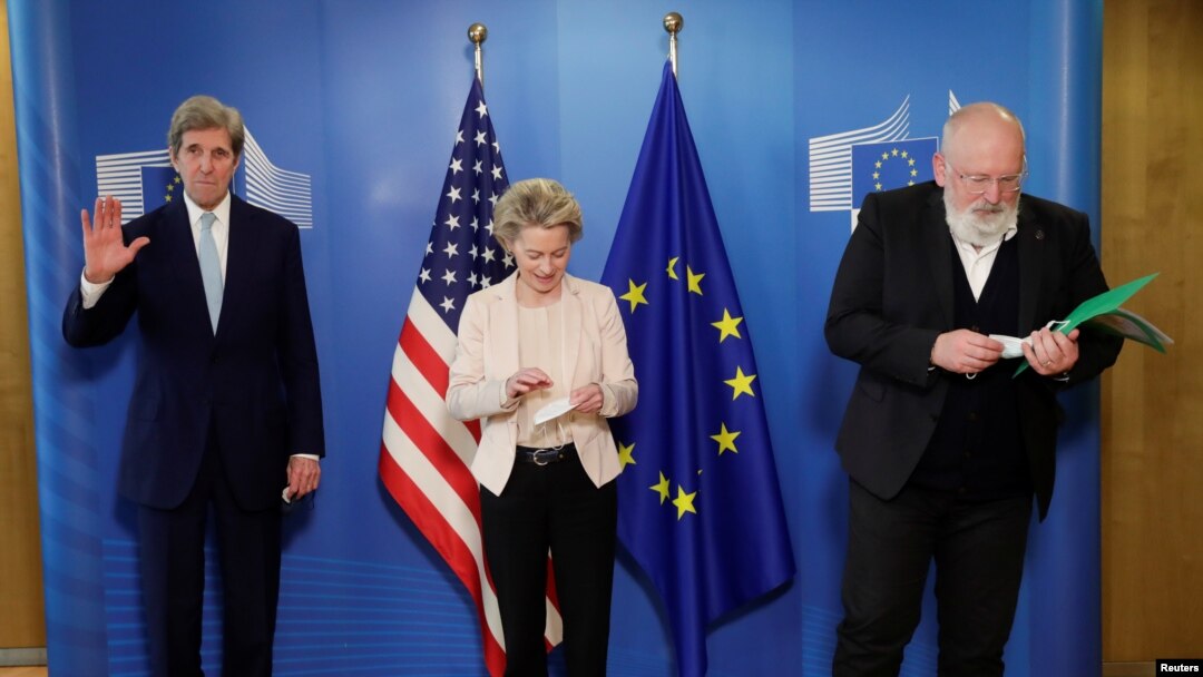 Intumwa idasanzwe ya Amerika kw'ihindagurika ry'Ibihe John Kerry, hamwe n'abategetsi ba Bulaya muri ico gisata. i Buruseli mu Bubiligi, kw'itariki 9/03/2021