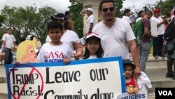 La familia Mercado de El Salvador, marcha en Washington D.C por los derechos de inmigrantes. Foto: Verónica Balderas Iglesias / VOA.