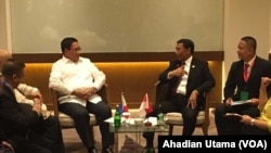 Menko Polhukam Wiranto (kanan) berbincang dengan Penasehat Keamanan Nasional Filipina, Hermogenes C. Esperon Jr, (kiri) di Hotel Four Point, Manado, 28 Juli 2017