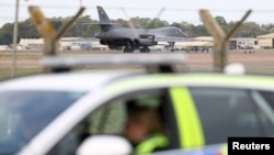 一架B-1B“枪骑兵”轰炸机抵达英国格洛斯特郡费尔福德皇家空军基地。此前，警方宣布该基地发生重大事件，并逮捕了几名涉嫌违反《爆炸物法》的男子，他们目前已被保释。(2026年9月29日)