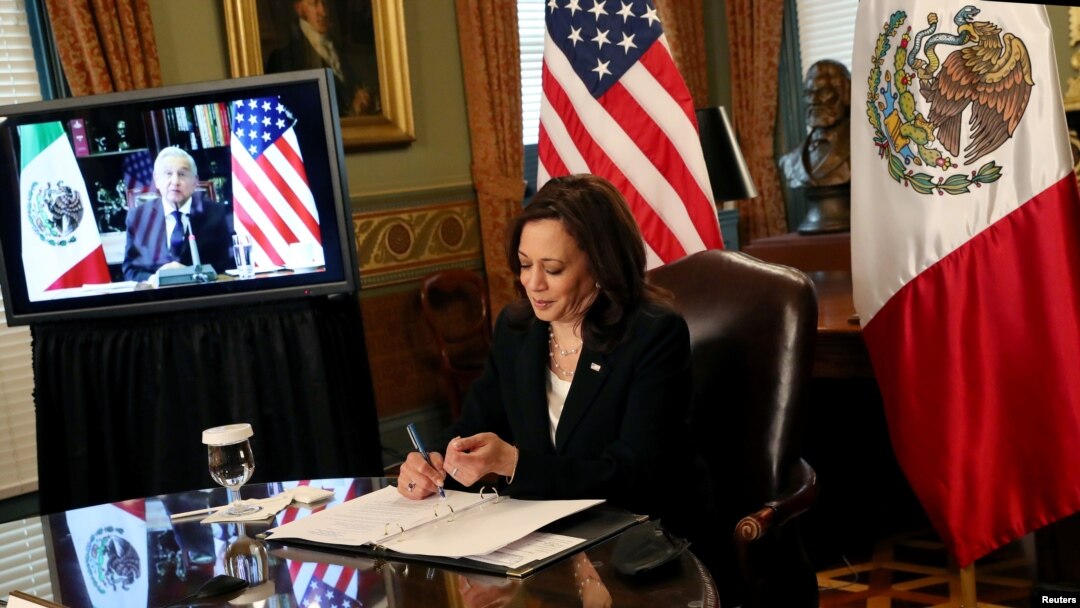 Un momento de la reunión virtual entre el presidente de México, Andrés Manuel López Obrador, y la vicepresidenta de EE. UU., Kamala Harris, el 7 de mayo de 2021.