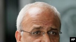 سائیب عرێقات به‌رپـرسی فه‌ڵه‌سـتینی له‌ دانوسـتاندنه‌کان، (ئه‌رشیفی وێنه‌)