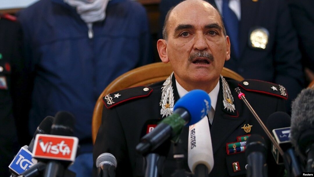 Pejabat polisi Italia memberikan keterangan kepada media mengenai razia terhadap anggota teroris, Kamis (12/11).