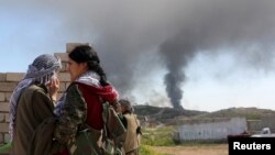 Combatientes kurdos observan una posición del Estado islámico en Sinjar, donde este jueves se ha lanzado una ofensiva para recuperarla.