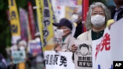 13일 일본 도쿄 총리관저 앞에서 정부의 후쿠시마 원전 오염수 방류 결정에 반대하는 시위가 열렸다.