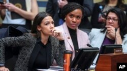 Tiga anggota DPR AS yang menjadi sasaran cuitan Trump, dari kiri: Alexandria Ocasio-Cortez, Ayanna Pressley, dan Rashida Tlaib. 