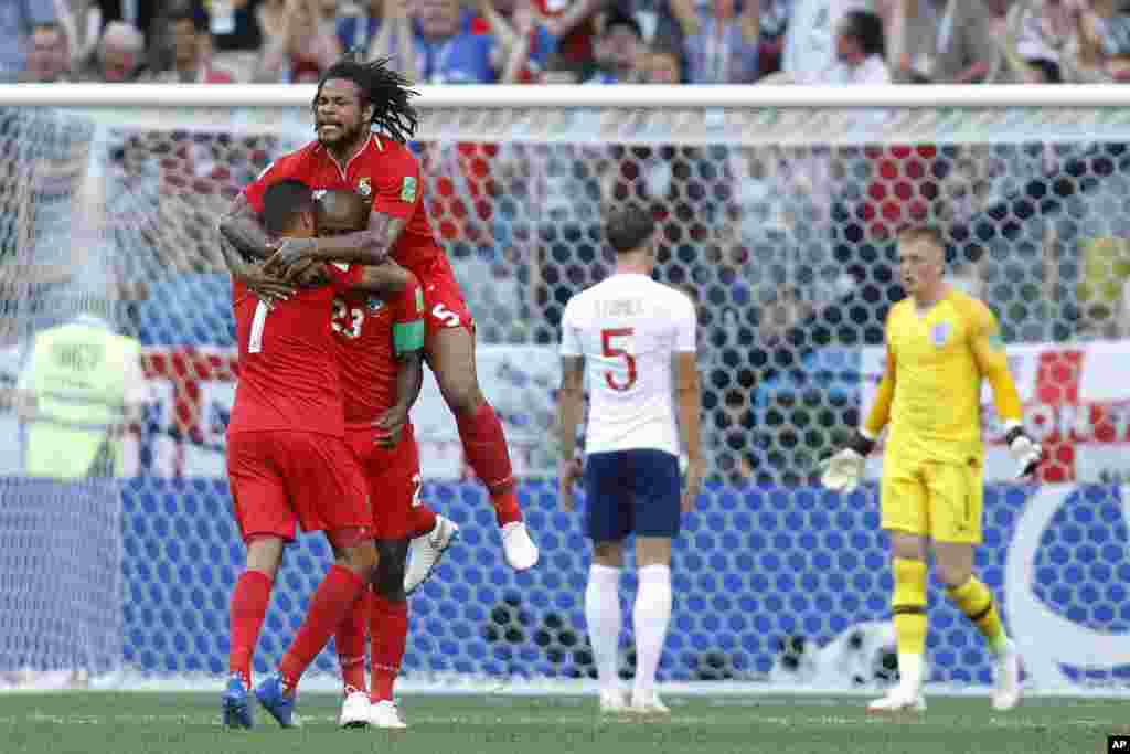 Mchezaji wa Panama Blas Perez akimrukia mchezaji wa timu yake Felipe Baloy baada ya kufunga goli la kwanza wakati wa pambano dhidi ya Uingereza kwenye mechi ya kundi G katika uwanja wa&nbsp; Nizhny Novgorod, mjini&nbsp; Nizhny Novgorod , Russia, Jumapili, Juni 24, 2018.