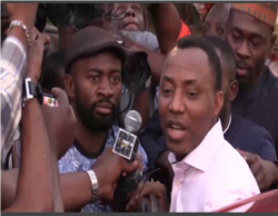 FILE - Journalists and supporters surround Omoyele Sowore just outside Department of State Security headquarters in Abuja, Nigeria, Dec. 24, 2019. (Timothy Obiezu/VOA)