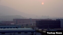 한국 정부는 29일 개성공단 정상화 방안을 논의하기 위한 실무회담을 이어가자고 북한에 공식 제안했다. 사진은 지난 25일 조업이 중단된 개성공단 모습.