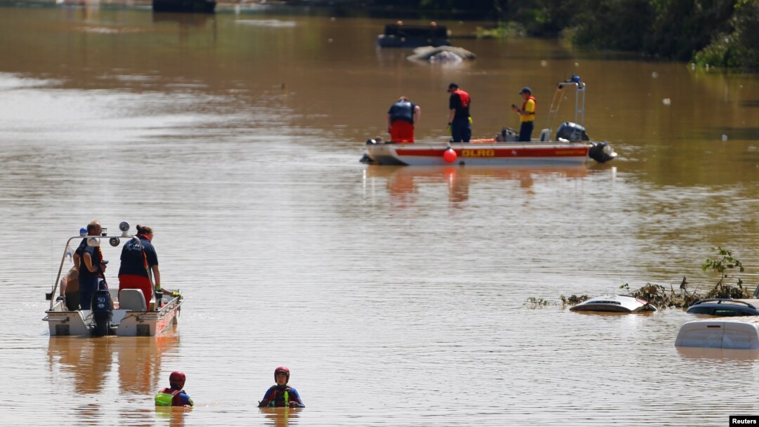 Tim penyelamat mencari korban yang masih hilang saat banjir hebat melanda Erftstadt-Blessem, Jerman (17/7).