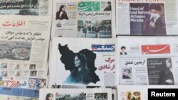 ایرانی اخبارات کی ایک جھلک جس میں مہسا امینی سے متعلق خبریں نمایاں ہیں۔ فائل فوٹو