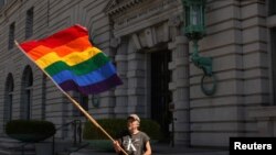 Bob Sodervick agita una bandera arco iris fuera del Palacio de Justicia de EE.UU. en San Francisco, California 05 de junio 2012.