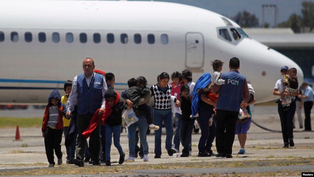 Familias guatemaltecas deportadas desde Arizona llegan al aeropuerto La Aurora de Guatemala.