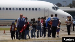 Familias guatemaltecas deportadas desde Arizona llegan al aeropuerto La Aurora de Guatemala.