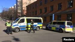 Polisi berjaga di jalanan kota Stockholm, Swedia (Foto: dok). 