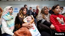 Des réfugiés syriens attendent dans une clinique da,s le camp Al Zaatari en Jordanie, le 3 décembre 2016.