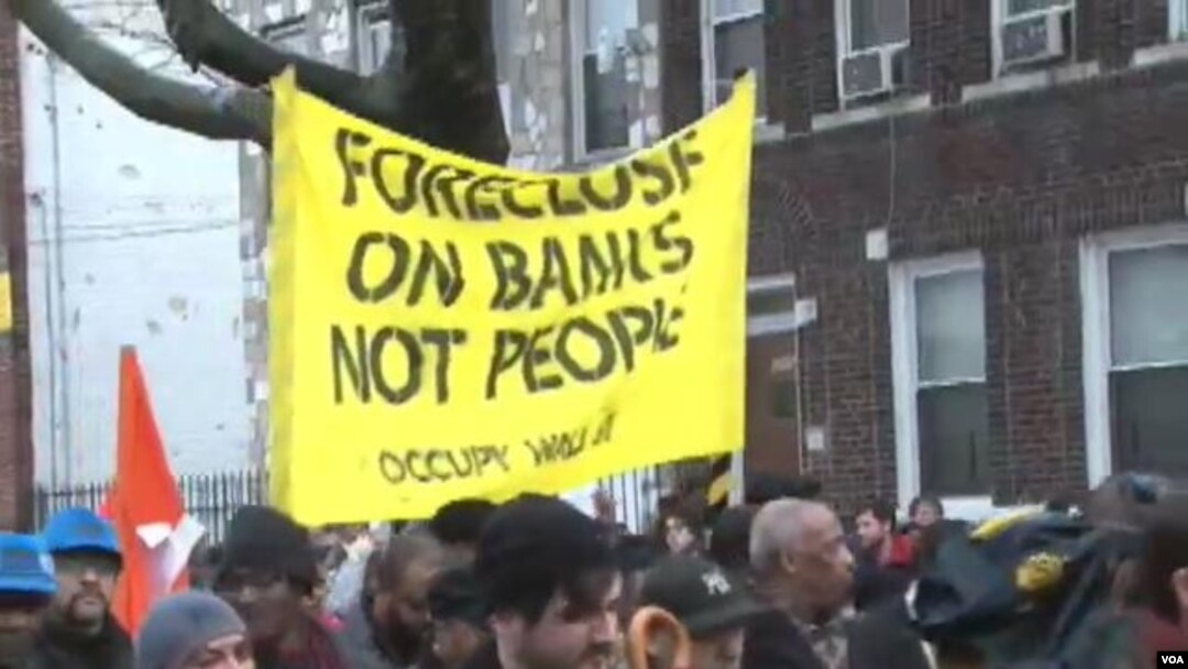 Para demonstran 'Occupy Wall Street' menyoroti dana talangan dari uang pajak yang digunakan untuk menyelamatkan perusahaan-perusahaan besar (foto: dok).